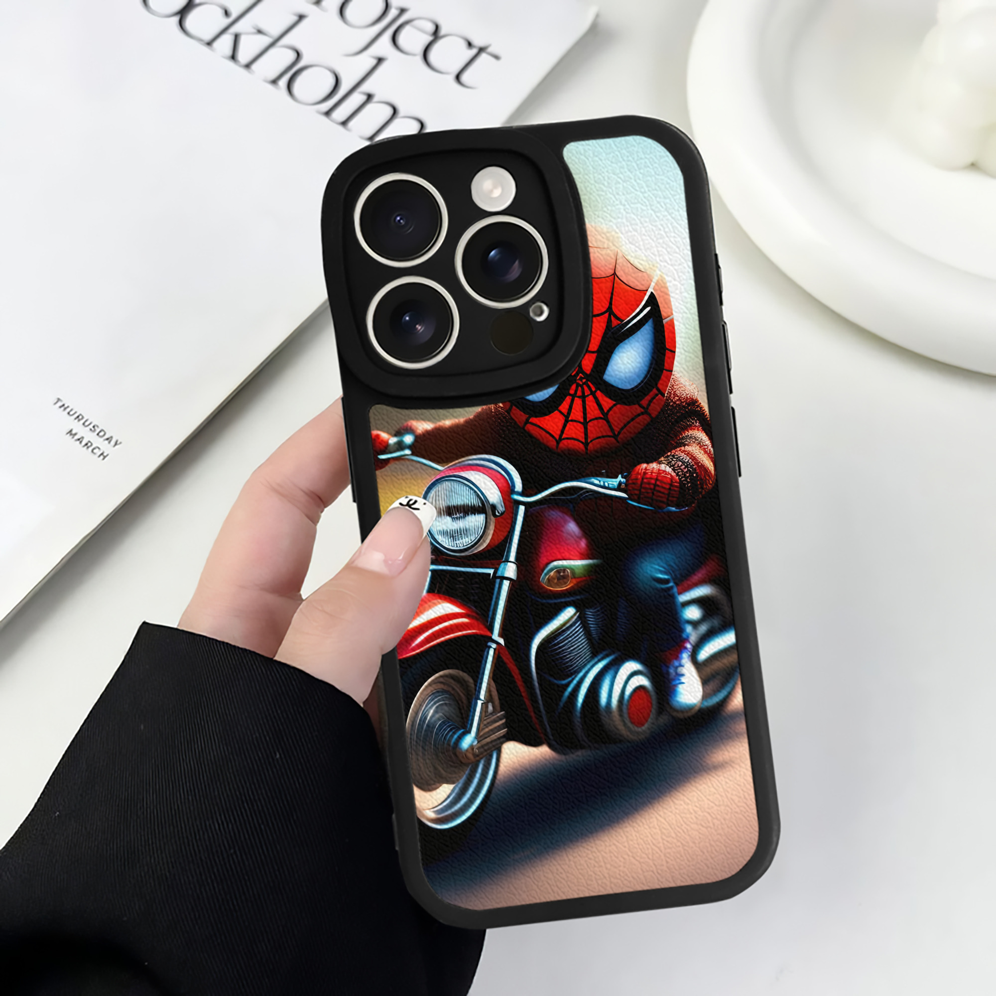 （画像用） Spider Man スパイダーマン 【iPhone 16シリーズ対応】シリコンスマホケース（レザー調） 材質：シリコン